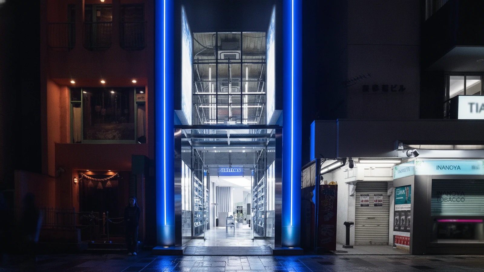 atmos BLUE 오모테산도 — 외벽 대형 모니터와 공사장 발판 컨셉 슈즈 월, LIMINAL TOKYO 리뉴얼 후