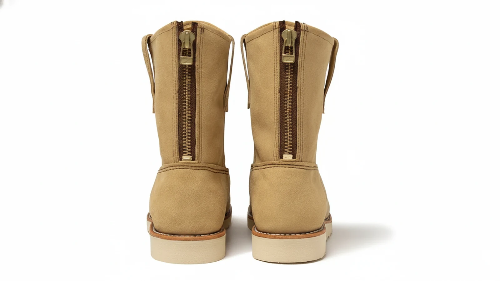HUMAN MADE × Red Wing Style 8168 Pecos — 웨지 아웃솔과 heel 지퍼, Hawthorne Abilene 가죽의 경년변화가 드러나는 후면 컷