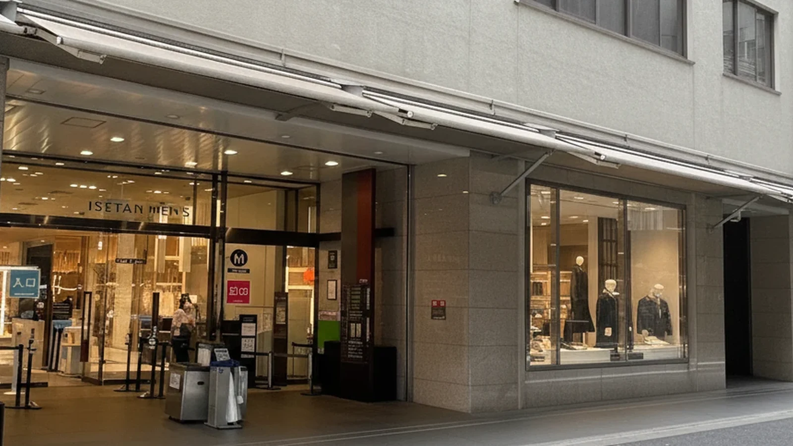 이세탄 신주쿠 멘즈관 입구 — 'ISETAN MEN'S' 사인과 쇼윈도 마네킹 진열