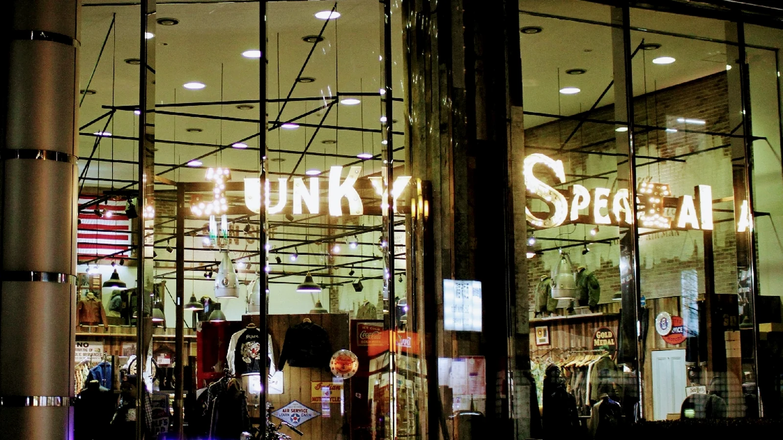 Junky Special 가부키초 매장 — 플라이트 재킷·스카잔·인디고 데님 등 정통 아메카지 진열