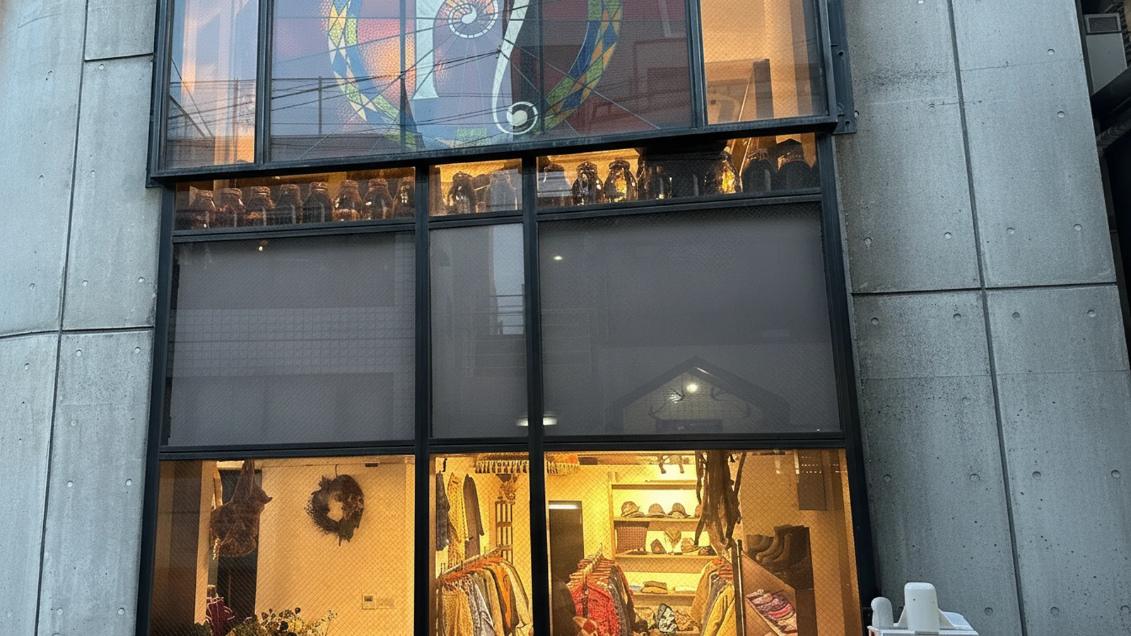 Nepenthes Tokyo 진구마에 — 빽빽한 행거, Needles·Engineered Garments·South2 West8의 도쿄 거점