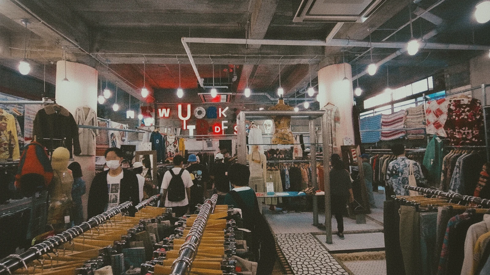 New York Joe Exchange 내부 — 구 목욕탕 하치만유의 타일 바닥이 그대로 남아 있다