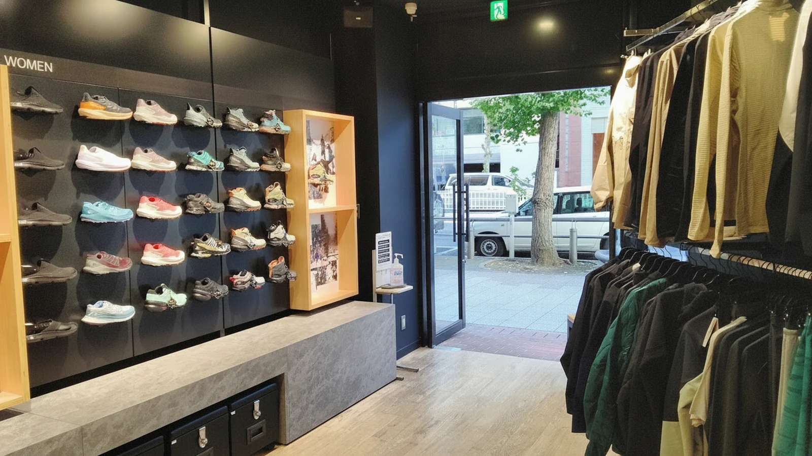 SALOMON Shibuya Store 진구마에 — 트레일·암릉 분위기의 1층 퍼포먼스 공간