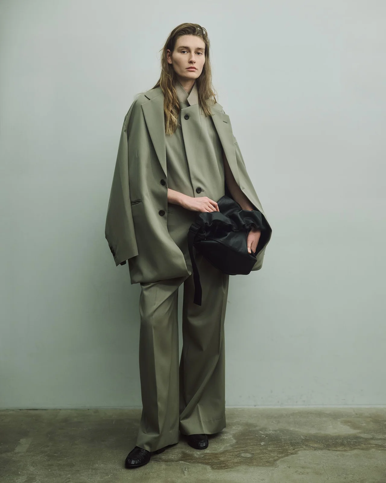 STEIN 25SS — 세이지 그린 케이프형 재킷과 와이드 플레어 트라우저 전신
