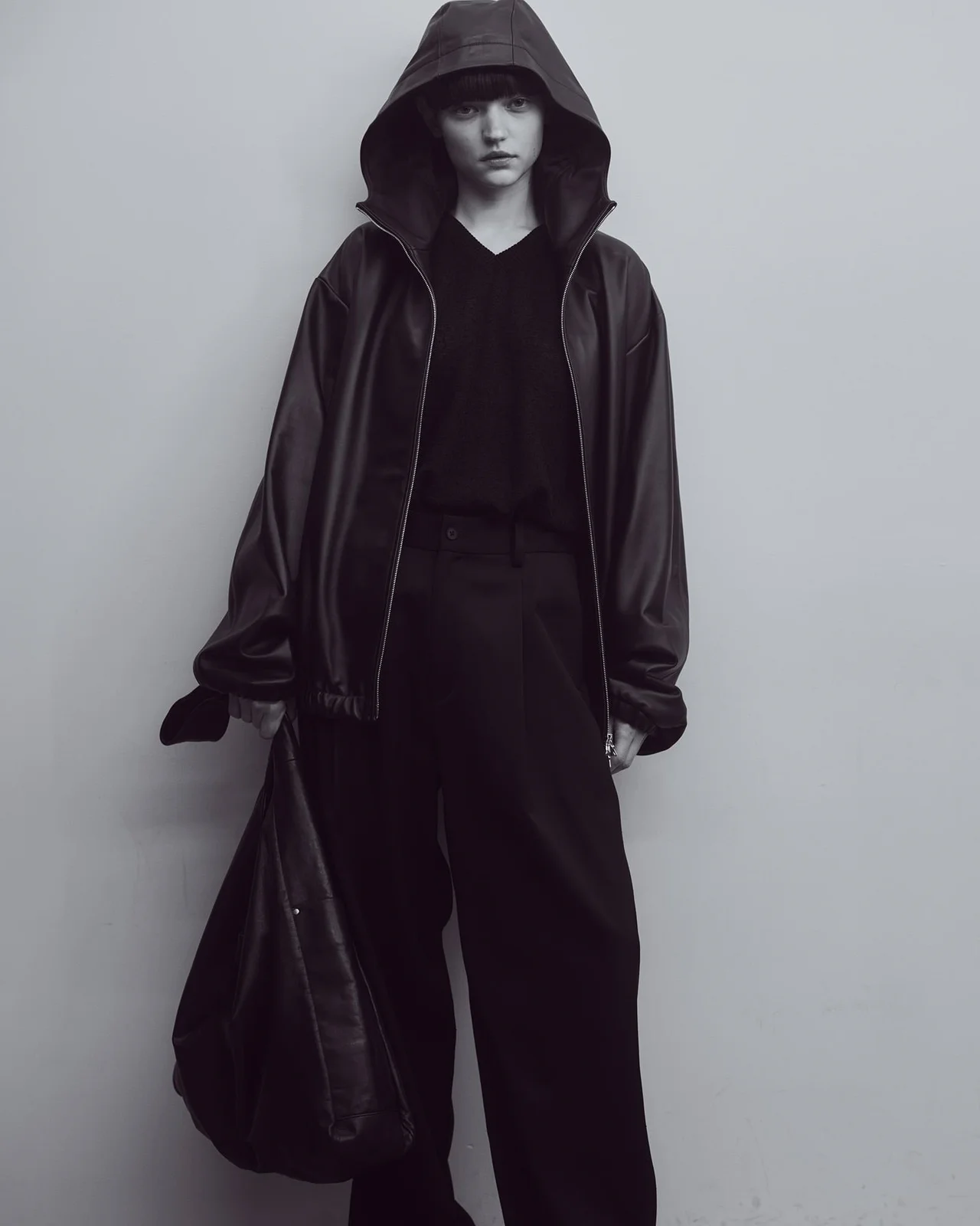 STEIN 25SS — 흑백, 후드 레더 재킷과 블랙 와이드 트라우저 전신